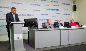 В президії М. Каменюк, В. Вітковський, С. Василюк