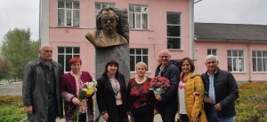 6_Біля памятника